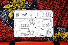 Charger l&#39;image dans la galerie, Sac Origami de la marque Dababo, sac pliable multi-fonctions, 3 positions en chutes de baches de camions recyclées de couleur orange, vue de l&#39;étiquette mode d&#39;emploi.
