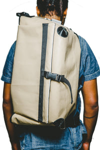 Sac Sacoche à dos de la marque Dababo. Sac weekend multi-fonctions adaptable en sac à dos. Porté par un homme en sac à dos, vue de dos.