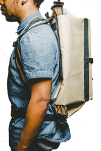 Sac Sacoche à dos de la marque Dababo. Sac weekend multi-fonctions adaptable en sac à dos. Porté par un homme en sac à dos de profil.