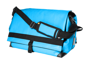 Sac Sacoche à dos de la marque Dababo. Sac weekend multi-fonctions adaptable en sac à dos. Vue de face fermée avec lanières. Modèle de couleur bleu ciel.