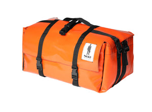 Sac Origami de la marque Dababo, sac pliable multi-fonctions, 3 positions en chutes de baches de camions recyclées avec lanière en format fermé de couleur orange.
