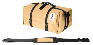 Sac Origami de la marque Dababo, sac pliable multi-fonctions, 3 positions en chutes de baches de camions recyclées avec lanière en format fermé de couleur beige.