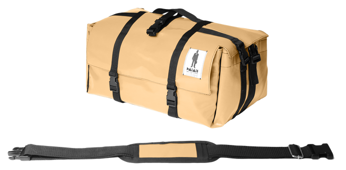 Sac Origami de la marque Dababo, sac pliable multi-fonctions, 3 positions en chutes de baches de camions recyclées avec lanière en format fermé de couleur beige.
