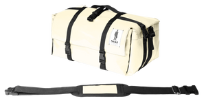 Sac Origami de la marque Dababo, sac pliable multi-fonctions, 3 positions en chutes de baches de camions recyclées avec lanière en format fermé de couleur blanc cassé..