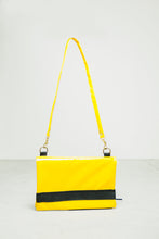Charger l&#39;image dans la galerie, Sac de la marque Dababo, modèle Carnet jaune en chutes de bache de camions recyclées de face