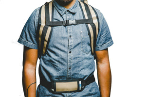 Sac Sacoche à dos de la marque Dababo. Sac weekend multi-fonctions adaptable en sac à dos. Porté par un homme vue de face avec attache poitrine et attanche à la taille pour plus de maintien.