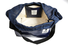 Charger l&#39;image dans la galerie, Sac marine de la marque Dababo, modèle Allin en chutes de bache de camions recyclées,vue intérieure du sac. Une pochette intérieure est fermée par scratch.