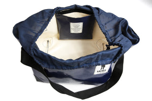 Sac marine de la marque Dababo, modèle Allin en chutes de bache de camions recyclées,vue intérieure du sac. Une pochette intérieure est fermée par scratch.