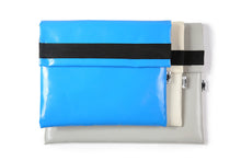 Charger l&#39;image dans la galerie, Pochette bleu-clair d&#39;ordinateur Dababo, modèle Ardoise S adapté aux ordinateurs en chutes de bâche de camion recyclées présentant les différentes tailles.