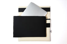 Charger l&#39;image dans la galerie, Détail gris intérieur avec doublure en néoprène amovible de la pochette d&#39;ordinateur Dababo, modèle Ardoise pour ordinateurs en chutes de bache de camion recyclées.