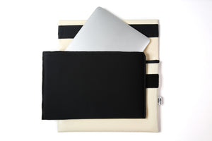 Détail gris intérieur avec doublure en néoprène amovible de la pochette d'ordinateur Dababo, modèle Ardoise pour ordinateurs en chutes de bache de camion recyclées.