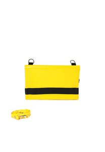 Sac de la marque Dababo, modèle Carnet jaune en chutes de bache de camions recyclées tournant à 360° sur lui-même