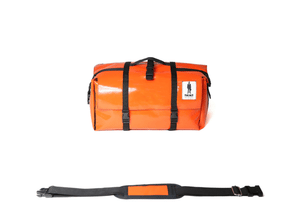 Sac Origami de la marque Dababo, sac pliable multi-fonctions, 3 positions en chutes de baches de camions recyclées avec lanière en format fermé de couleur orange tournant sur 360°..