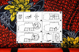 Sac Origami de la marque Dababo, sac pliable multi-fonctions, 3 positions en chutes de baches de camions recyclées de couleur orange, vue de l'étiquette mode d'emploi.