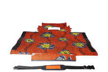 Charger l&#39;image dans la galerie, Sac Origami de la marque Dababo, sac pliable multi-fonctions, 3 positions en chutes de baches de camions recyclées avec lanière en format ouvert à plat de couleur orange avec doublure en tissu récupéré..