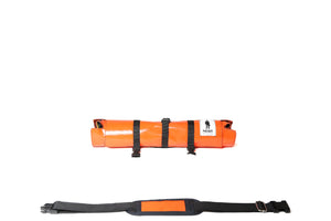 Sac Origami de la marque Dababo, sac pliable multi-fonctions, 3 positions en chutes de baches de camions recyclées avec lanière en format roulé de couleur orange.
