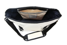 Charger l&#39;image dans la galerie, Sac beige messenger Dababo, modèle Transporter L2 avec option pour vélo. Attache poitrine à clips et attache cadre velo. Vue intérieure avec pochette fermée par Velcro.