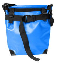 Charger l&#39;image dans la galerie, Sac bleu-classic messenger Dababo, modèle Transporter L avec option pour vélo. Attache poitrine à clips et attache cadre velo. 