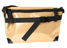 Charger l&#39;image dans la galerie, Sac messenger Dababo, modèle Transporter L2 avec option pour vélo. Attache poitrine à clips et attaches cadre velo. Couleur beige.
