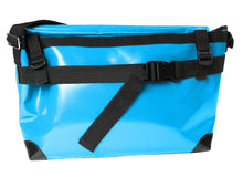 Charger l&#39;image dans la galerie, Sac bleu-clair messenger Dababo, modèle Transporter L2 avec option pour vélo. Attache poitrine à clips et attaches cadre velo. 