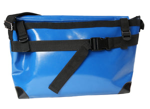 Sac bleu-classic messenger Dababo, modèle Transporter L2 avec option pour vélo. Attache poitrine à clips et attaches cadre .