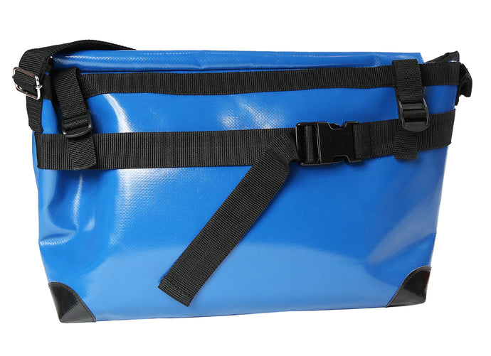 Sac bleu-classic messenger Dababo, modèle Transporter L2 avec option pour vélo. Attache poitrine à clips et attaches cadre .