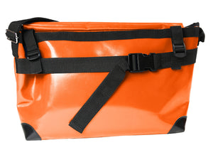 Sac messenger Dababo, modèle Transporter L2 avec option pour vélo. Attache poitrine à clips et attaches cadre velo. Couleur orange.