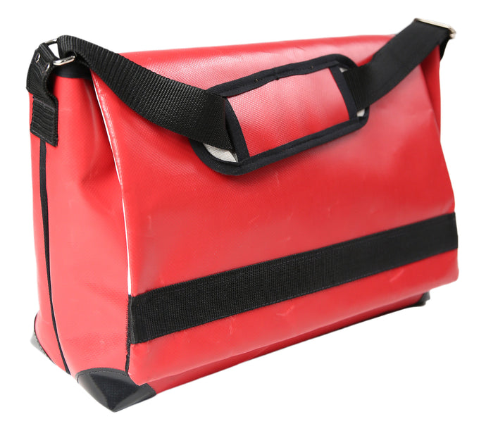 Sac rouge messenger Dababo, modèle Transporter L2 en chutes de baches de camion recyclées.