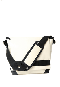 Sac beige messenger Dababo, modèle Transporter M en chutes de baches de camion recyclées, vue 360°