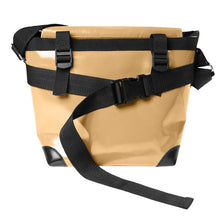 Charger l&#39;image dans la galerie, Sac messenger Dababo, modèle Transporter M avec option pour vélo. Attache poitrine à clips et attaches cadre velo. Couleur beige.