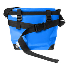 Charger l&#39;image dans la galerie, Sac bleu-classic messenger Dababo, modèle Transporter M avec option pour vélo. Attache poitrine à clips et attaches cadre velo.