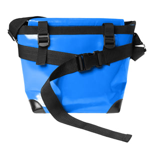 Sac bleu-classic messenger Dababo, modèle Transporter M avec option pour vélo. Attache poitrine à clips et attaches cadre velo.