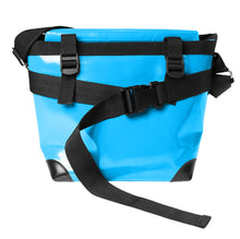 Charger l&#39;image dans la galerie, Sac bleu-clair messenger Dababo, modèle Transporter M avec option pour vélo. Attache poitrine à clips et attaches cadre velo.