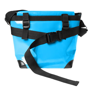 Sac bleu-clair messenger Dababo, modèle Transporter M avec option pour vélo. Attache poitrine à clips et attaches cadre velo.