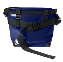 Charger l&#39;image dans la galerie, Sac marine messenger Dababo, modèle Transporter M avec option pour vélo. Attache poitrine à clips et attaches cadre velo.