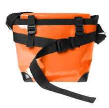 Charger l&#39;image dans la galerie, Sac orange messenger Dababo, modèle Transporter M avec option pour vélo. Attache poitrine à clips et attaches cadre velo. 