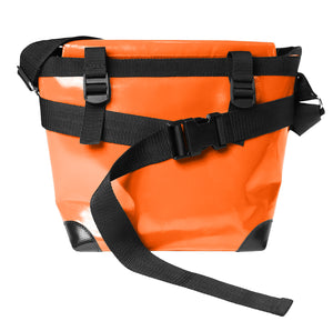 Sac orange messenger Dababo, modèle Transporter M avec option pour vélo. Attache poitrine à clips et attaches cadre velo. 