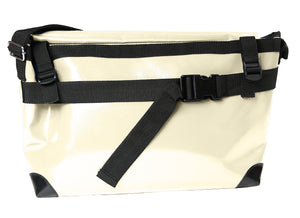 Sac beige messenger Dababo, modèle Transporter L2 avec option pour vélo. Attache poitrine à clips et attaches cadre velo. 