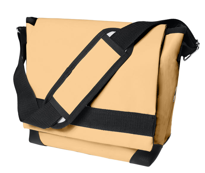 Sac marron messenger Dababo, modèle Transporter M en chutes de baches de camion recyclées.