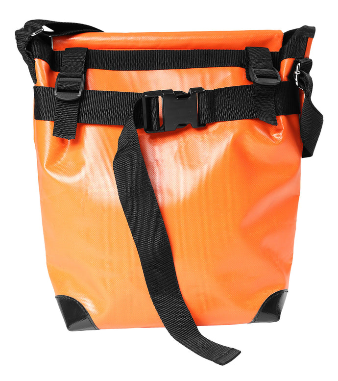 Sac orange messenger Dababo, modèle Transporter L avec option pour vélo. Attache poitrine à clips et attache cadre velo. 