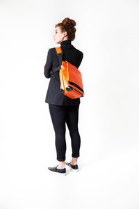 Sac messenger Dababo, modèle Transporter L avec option pour vélo. Porté par une femme dans le dos avec attache poitrine.
