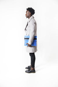 Pochette d'ordinateur Dababo, modèle Ardoise S adapté aux ordinateurs 11 pouces en chutes de bâche de camion recyclées de couleur bleu porté par un homme.