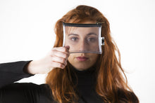 Charger l&#39;image dans la galerie, Porte-monnaie Calculette de forme plate et transparente avec fermeture zip, tenue par une femme Dababo