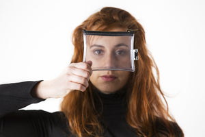 Porte-monnaie Calculette de forme plate et transparente avec fermeture zip, tenue par une femme Dababo