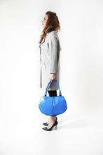 Charger l&#39;image dans la galerie, Sac à mains de la marque Dababo, modèle Everyday en chutes de bache de camions recyclées avec anse. Modèle féminin porté de profil à la main