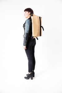 Sac Sacoche à dos de la marque Dababo. Sac weekend multi-fonctions adaptable en sac à dos. Porté en sac à dos par une femme de profil. 