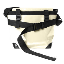 Charger l&#39;image dans la galerie, Sac beige messenger Dababo, modèle Transporter M avec option pour vélo. Attache poitrine à clips et attaches cadre velo. 