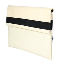 Charger l&#39;image dans la galerie, Pochette beige d&#39;ordinateur Dababo, modèle Ardoise M adapté aux ordinateurs 13 pouces en chutes de bâche de camion recyclées de couleur.