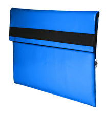 Charger l&#39;image dans la galerie, Pochette d&#39;ordinateur bleu-classic Dababo, modèle Ardoise L adapté aux ordinateurs 15 pouces en chutes de bache de camion recyclées.