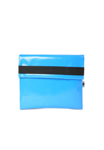 Charger l&#39;image dans la galerie, Pochette bleu-clair d&#39;ordinateur Dababo, modèle Ardoise L adapté aux ordinateurs 11 pouces en chutes de bâche de camion recyclées.
